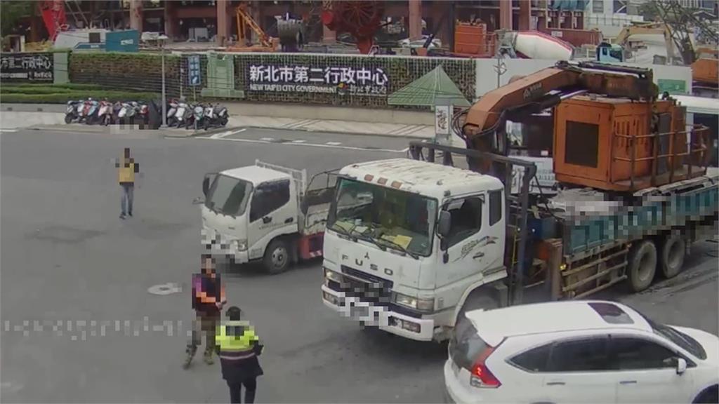 砰！吊車上臂忘收「拉扯電線」燈桿斷裂　同工地3個月前才出事