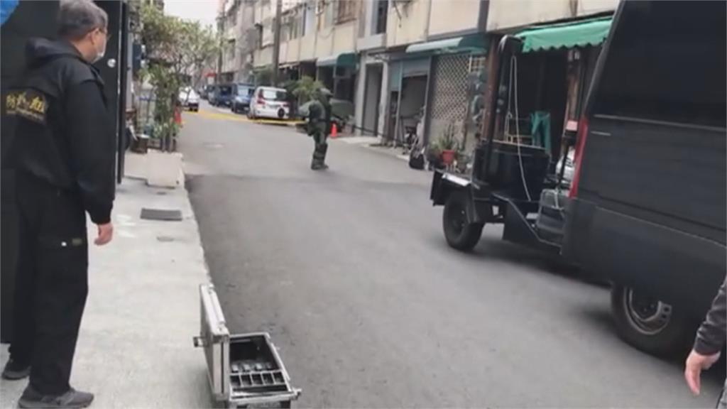 高雄街道驚見不明爆裂物 拉封鎖線防爆小組到場!可疑男子曝光