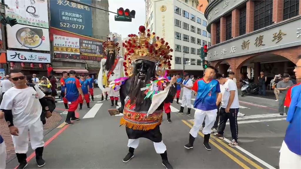 新竹中元城隍祭"夯枷解厄"遶境 高虹安站高台觸禁忌