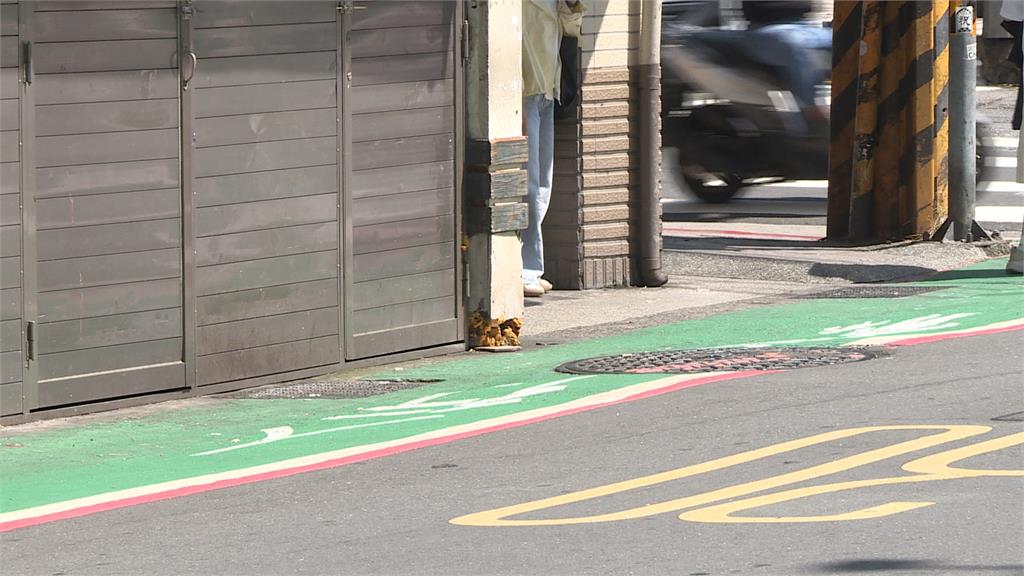 不滿被員警取締！　紅豆餅攤違規還怒嗆警　攤車慘被扣