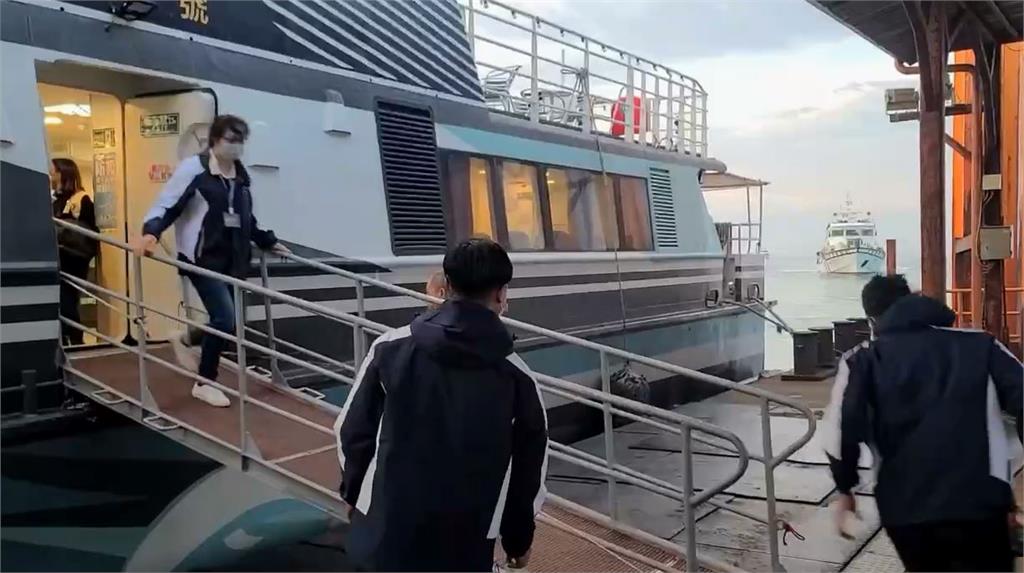 中國海警強制登船臨檢我郵輪　遊客嚇壞「怕回不來」！海巡派船艇護送返金門