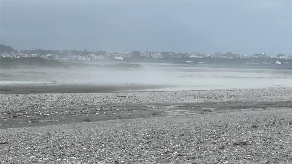 鋒面通過14縣市豪大雨!! 花蓮竟出現「風吹沙」景象
