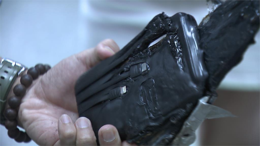 行充放床上充電突冒煙燃燒 距離小孩僅10公分女子嚇壞