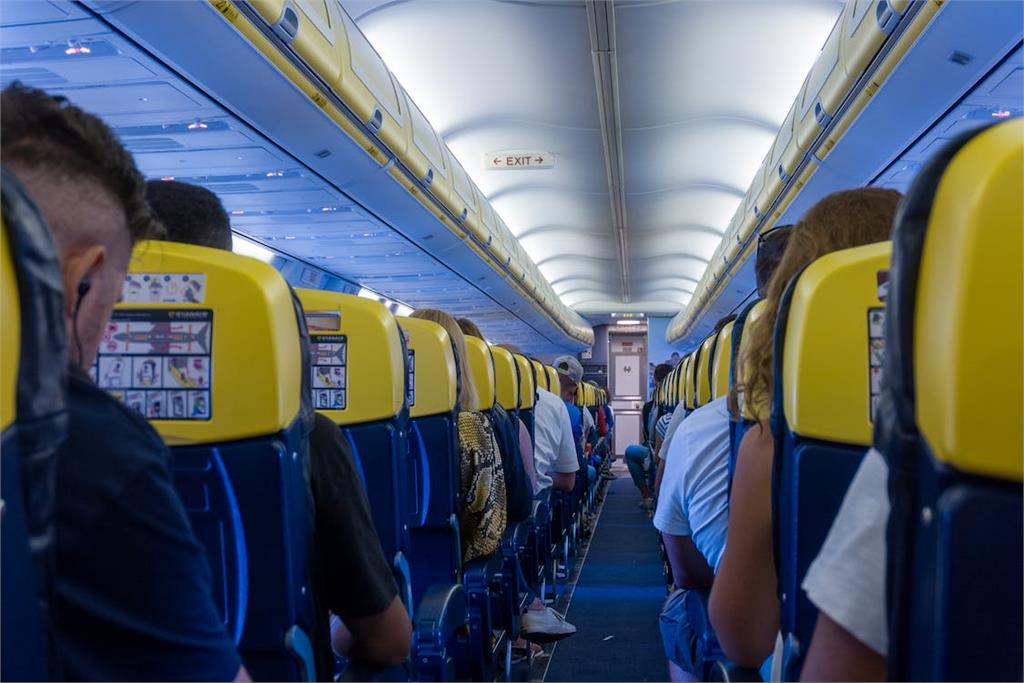 搭飛機「想免費升等商務艙、收贈品」?空姐曝「8招省錢小撇步」