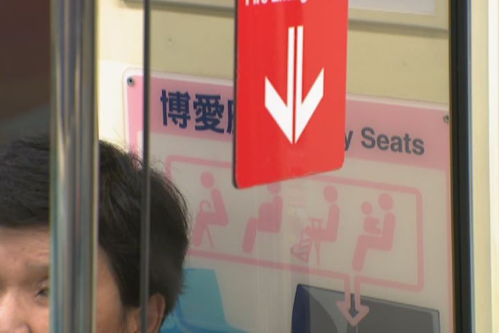 女大生搭捷運遭阿伯嗆「玩手機不讓座」!網見內幕一面挺:妳沒錯