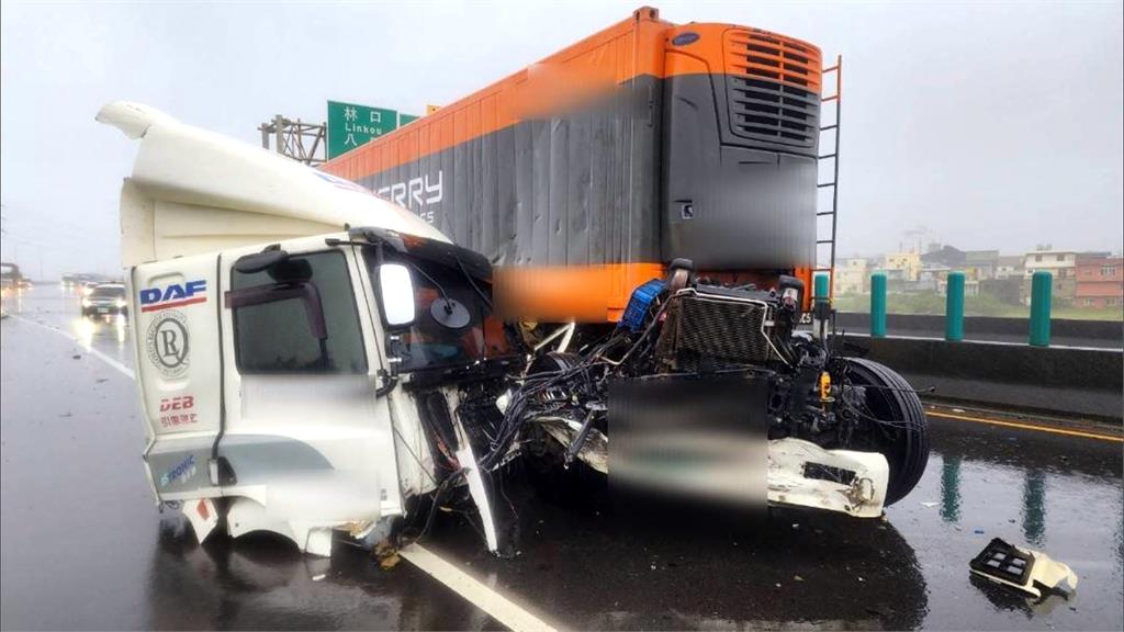 台62、台61大車翻覆 1駕駛亡2人無大礙