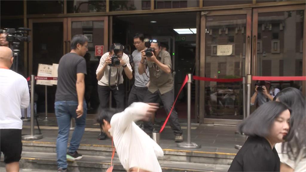 遭列被告嗆「放馬過來」　黃國昌下一秒「腳滑」踉蹌