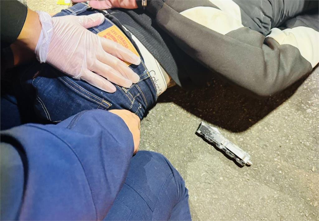 快新聞／嚇壞！板橋男倒巷口「血流滿地」疑擦撞爆口角　遭人持摺疊刀猛捅