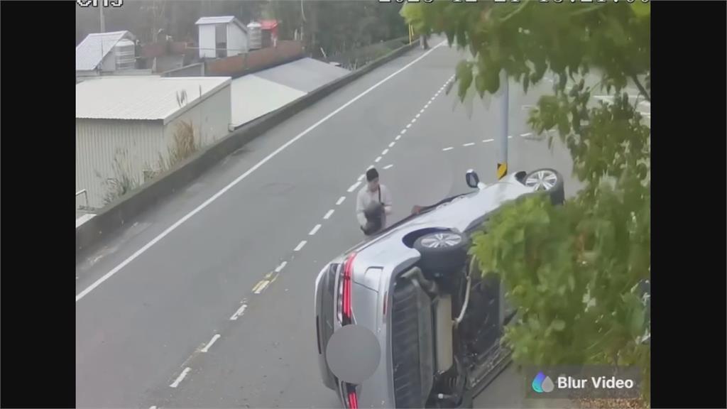 度估?　駕駛直直撞　偏離車道還翻車　酒測值為零