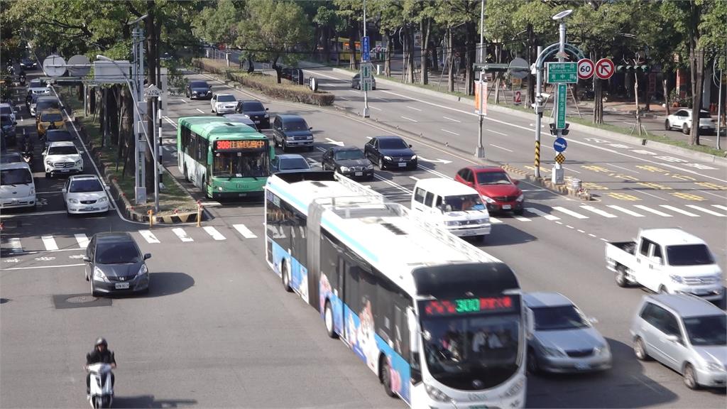 台中公車駕駛缺額200人! 業者加薪4千元拚留才!