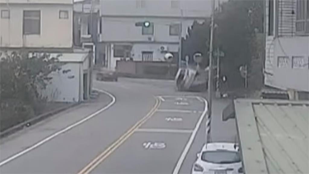 度估?　駕駛直直撞　偏離車道還翻車　酒測值為零