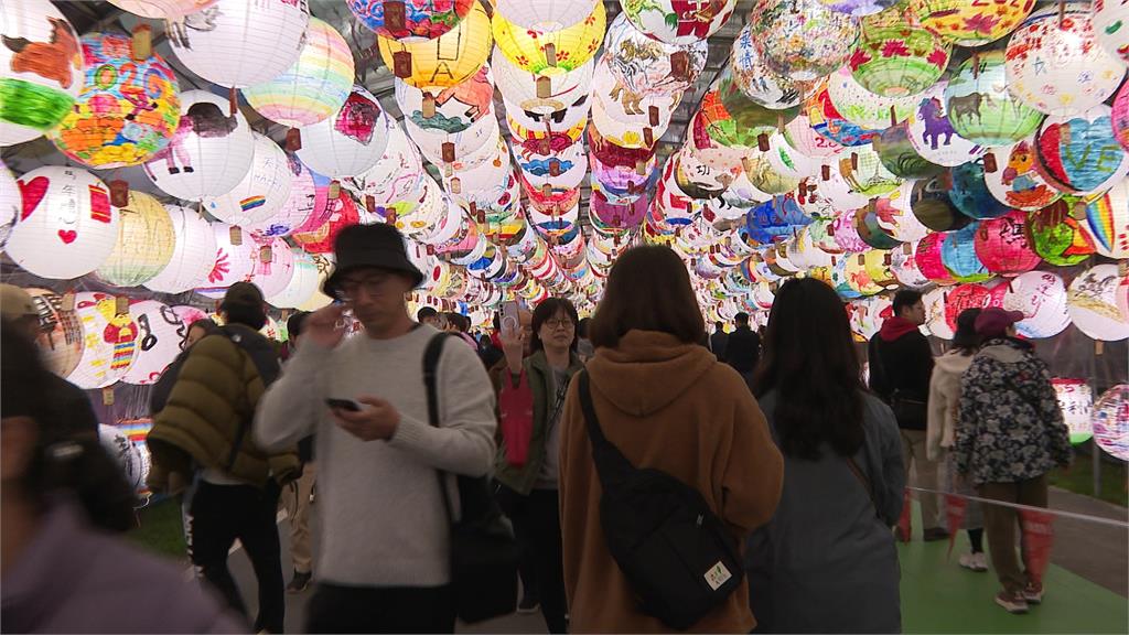 2026新北燈會試營運！　360度「紅寶馬主燈」超萌　還有國際級IP「線條小狗」