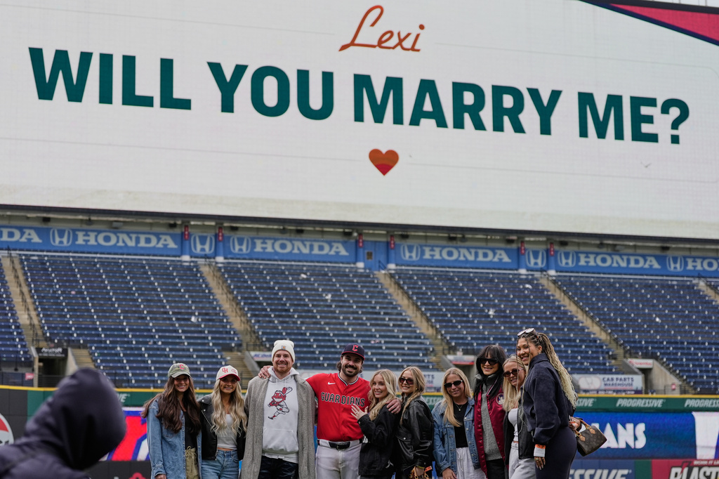 MLB(影)／守護者捕手球場浪漫求婚！海吉斯順利打出生命中的「全壘打」