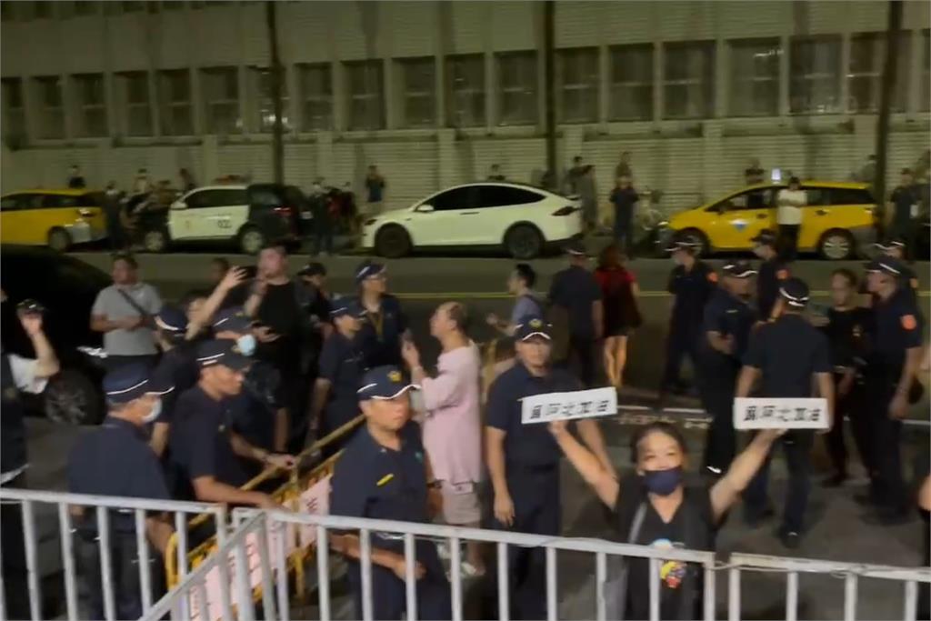 快新聞/疲勞轟炸一整天! 柯文哲從廉政署移送北檢複訊