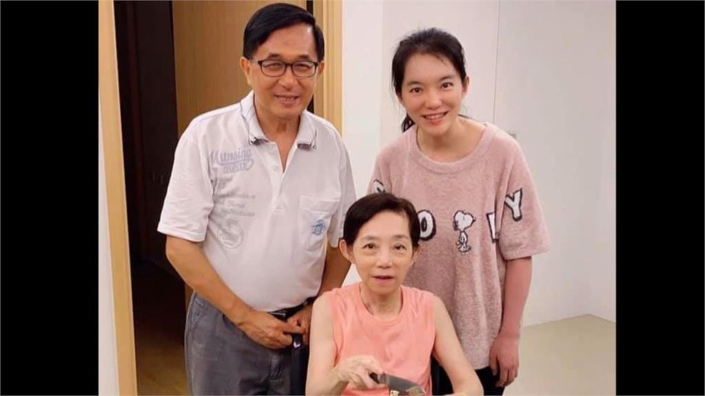 另類帶貨女王！　陳幸妤精品包、爾灣帆布包、手鍊引熱議