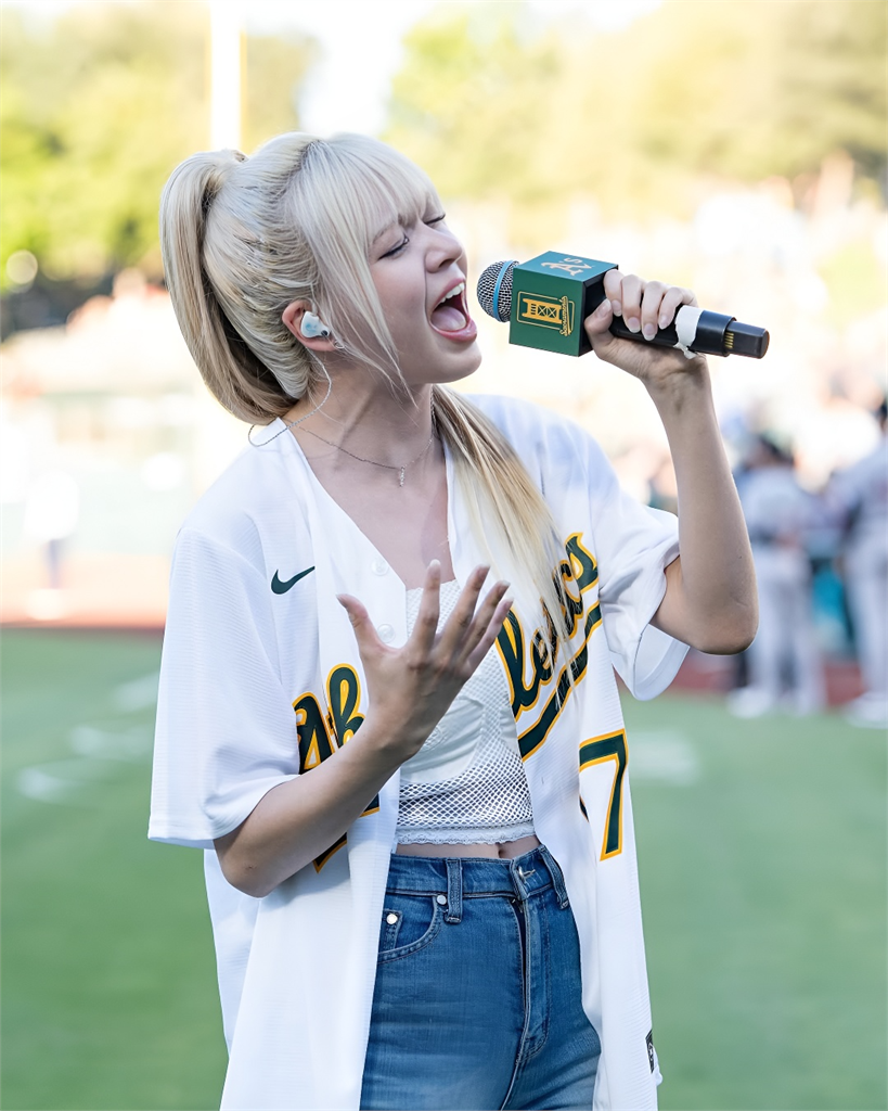 MLB(影)/韓人氣女團NMIXX受邀開球!Lily獻唱美國國歌超強唱功驚豔全場