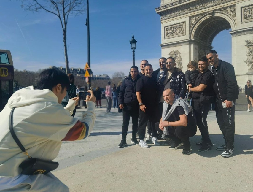 巴黎帥路人「蹲馬步幫拍照」專業度MAX！轉身「竟是李榮浩」沒人認出網笑瘋