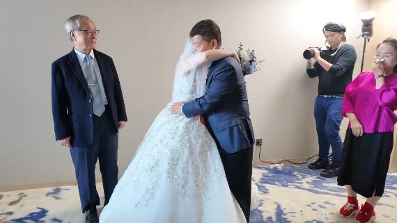 淡水校園辦婚禮！　新人超帥重機迎娶玩創意