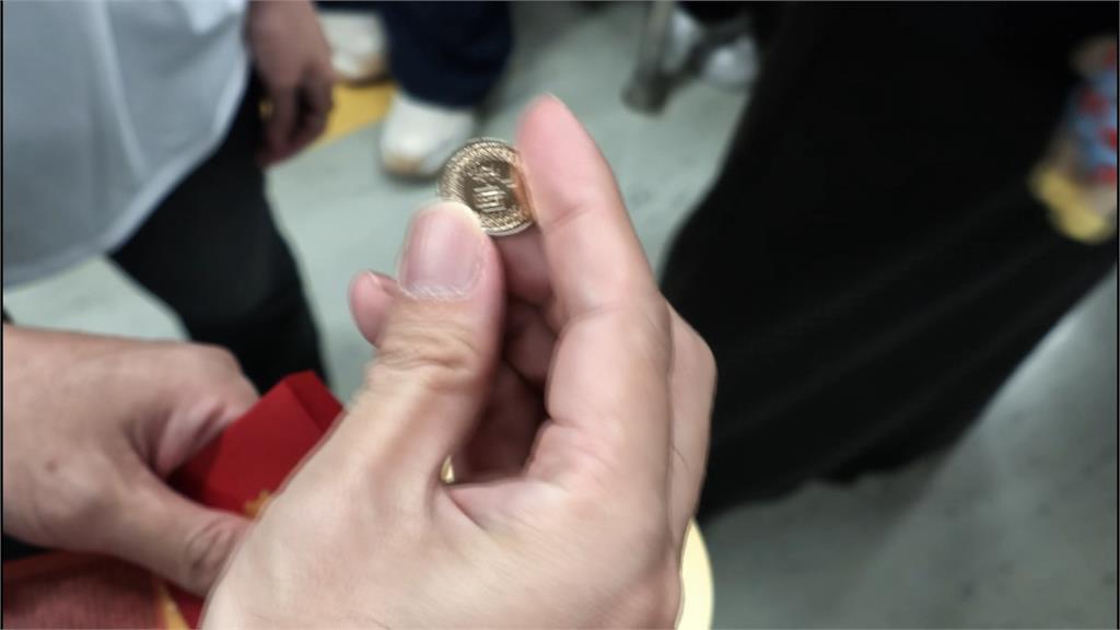 通勤小確幸！北捷板南線「吊環藏驚喜」 送限量錢母掀追車潮