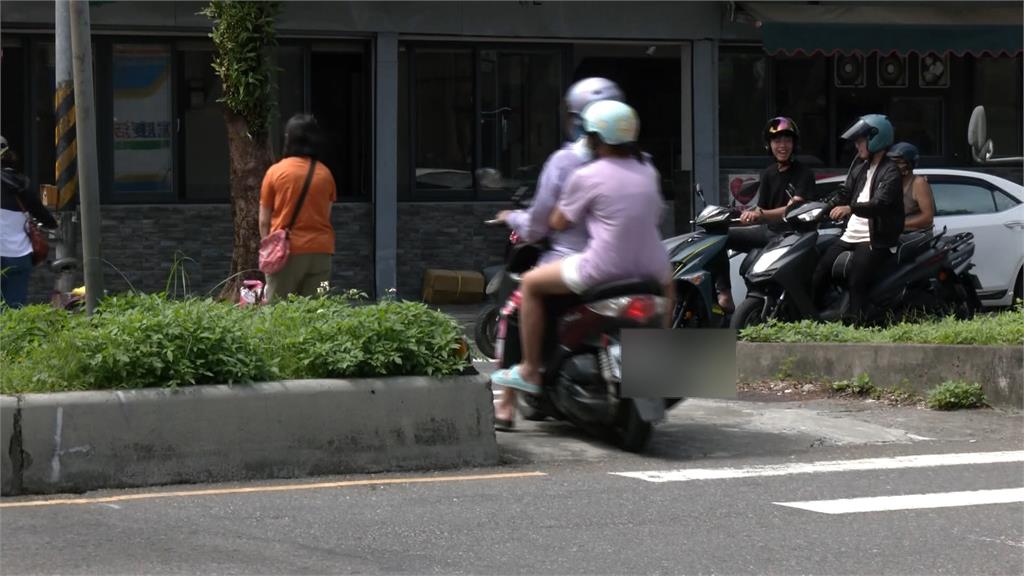 機車「切西瓜」騎斑馬線與人爭道　汐止這路口超危險！