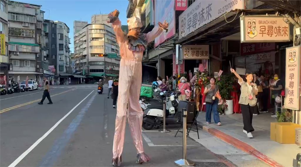 最新／洋流支持者太猛了！腳採「超狂1物」等車掃高喊凍蒜　震撼畫面曝光