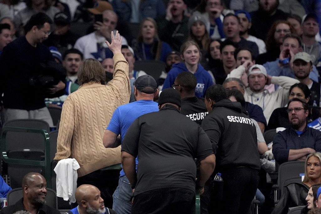 NBA(影)/球迷不滿唐77交易舉牌抗議被請出場 獨行俠還遭國王準絕殺