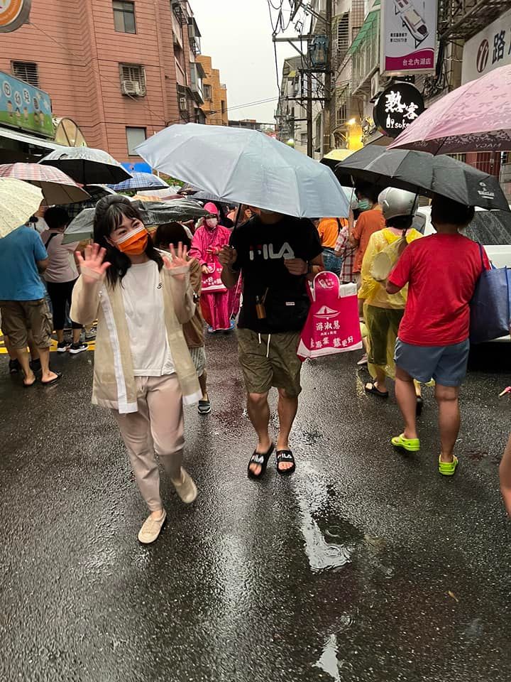 高嘉瑜上街發文宣引熱議! 網笑:以為是在發專輯