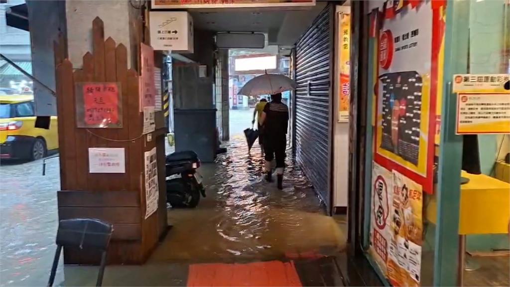 基隆廟口淹！攤商急搬食材　人客超淡定腳下泡水續吃麵