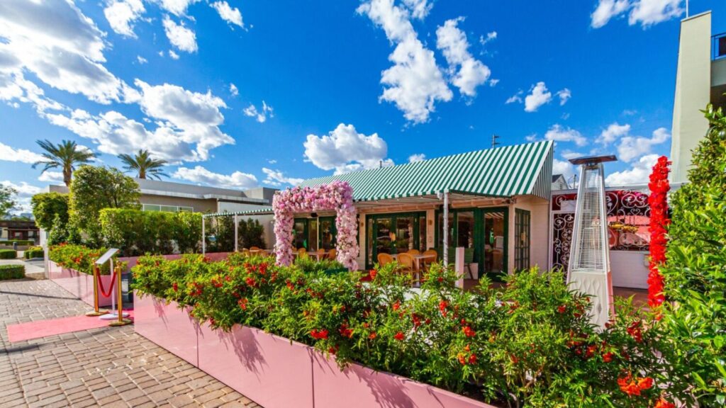 鴛鴦大盜夜闖餐廳行竊!玫瑰圍繞「情不自禁」忘情激戰⋯店家反應曝光