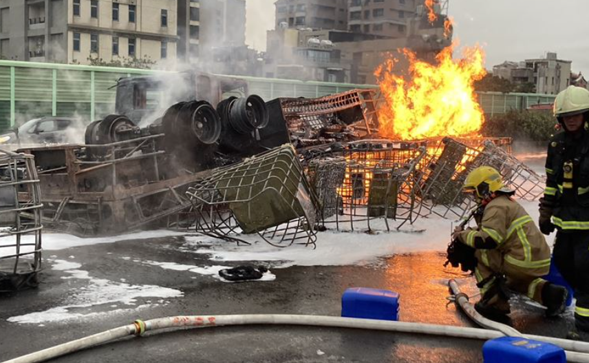 快新聞/國1北上竹北段聯結車翻覆「燒成火球」 紫爆回堵全線封閉