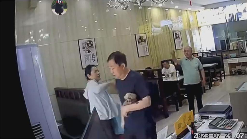 攜寵物狗入餐廳遭拒 中國男嗆老闆爸:你沒牠命貴