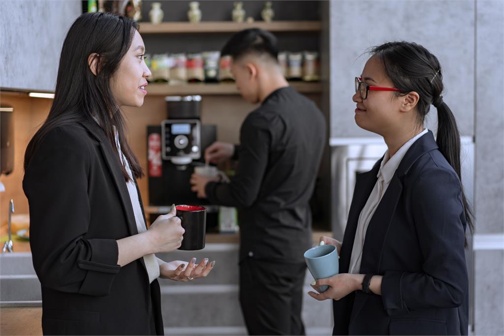 好友進同間公司是禍是福？她分享「1案例」嘆：下班再好好當朋友