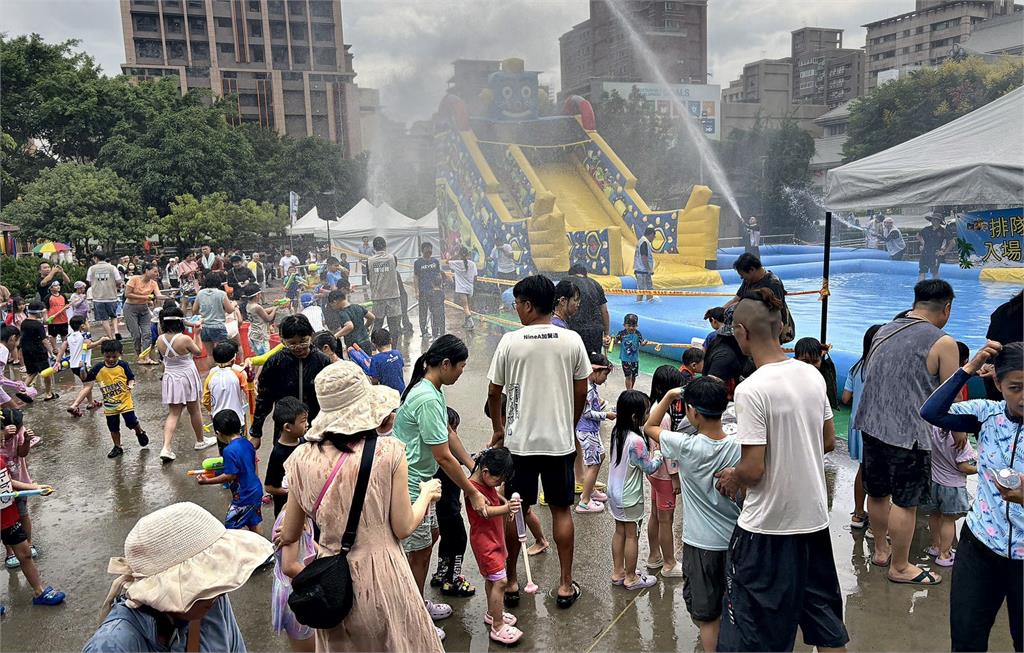三重「FUN水趣」大受小朋友喜愛　加碼移師蘆洲柳堤公園