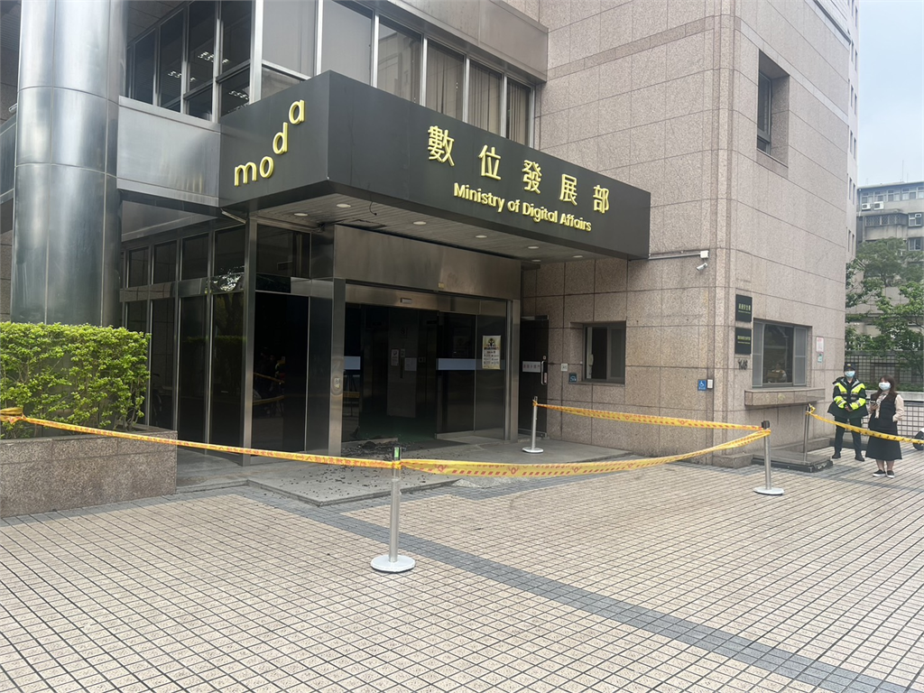 快新聞/數發部遭槍擊!現場畫面曝光「大門碎裂」 54歲男持長短槍開3槍落網