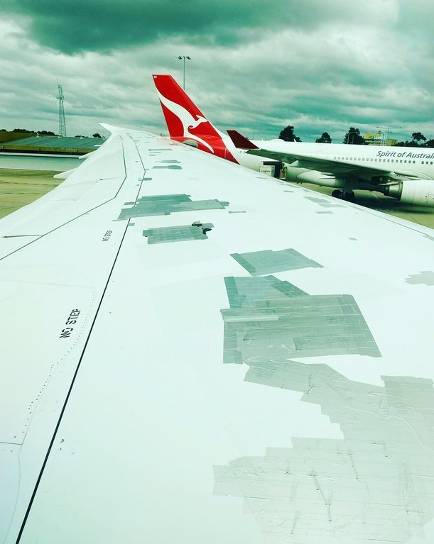 澳洲歌手搭飛機…見機翼「貼滿膠帶」嚇壞！航空專家曝安全性：很常見