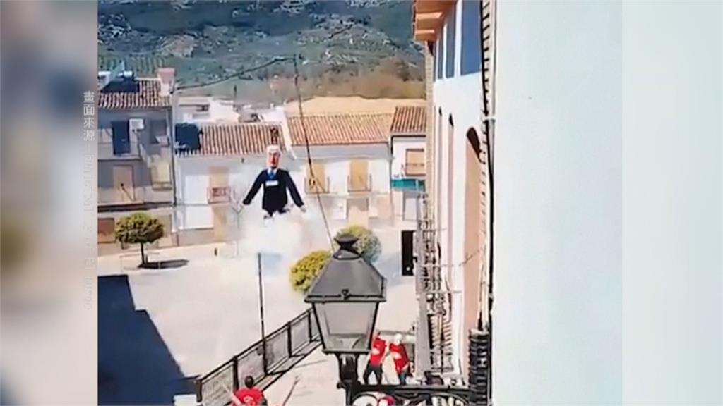 以黎持續互轟　遠在天邊「歐洲小鎮」爆出炸人偶事件