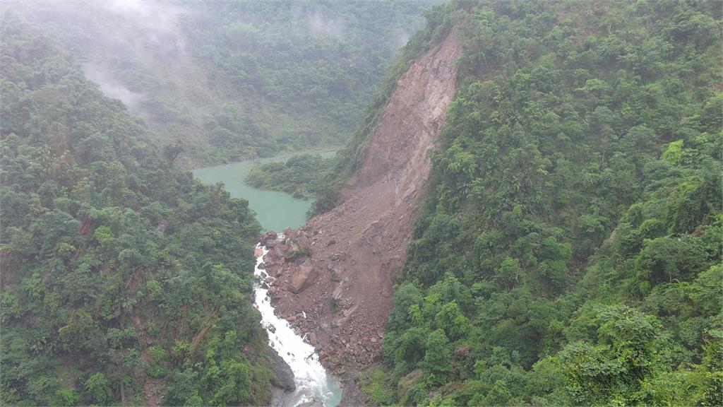 梅雨強灌驚見「堰塞湖」！南投加走寮溪邊坡崩塌「上游蓄水10萬噸」水保署示警