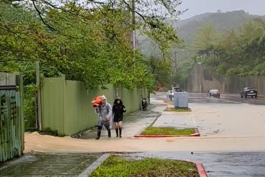 基隆淹水高度一度到小腿! 里長指"山坡堰塞湖"釀禍