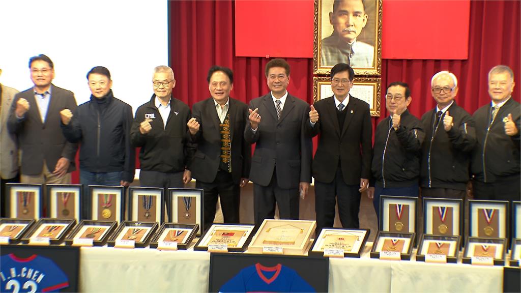 原民會副主委陳義信 棒球珍藏品捐贈退輔會典藏