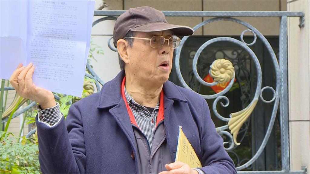 快新聞/仍堅信阿北無罪! 老小草現身柯家門口抱屈:對柯文哲為何如此殘忍?