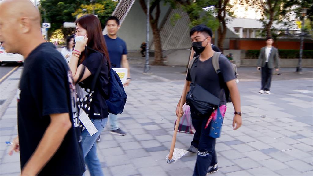 車隊「免費小黃」載鏟子超人！　這位超偶歌手也來救災