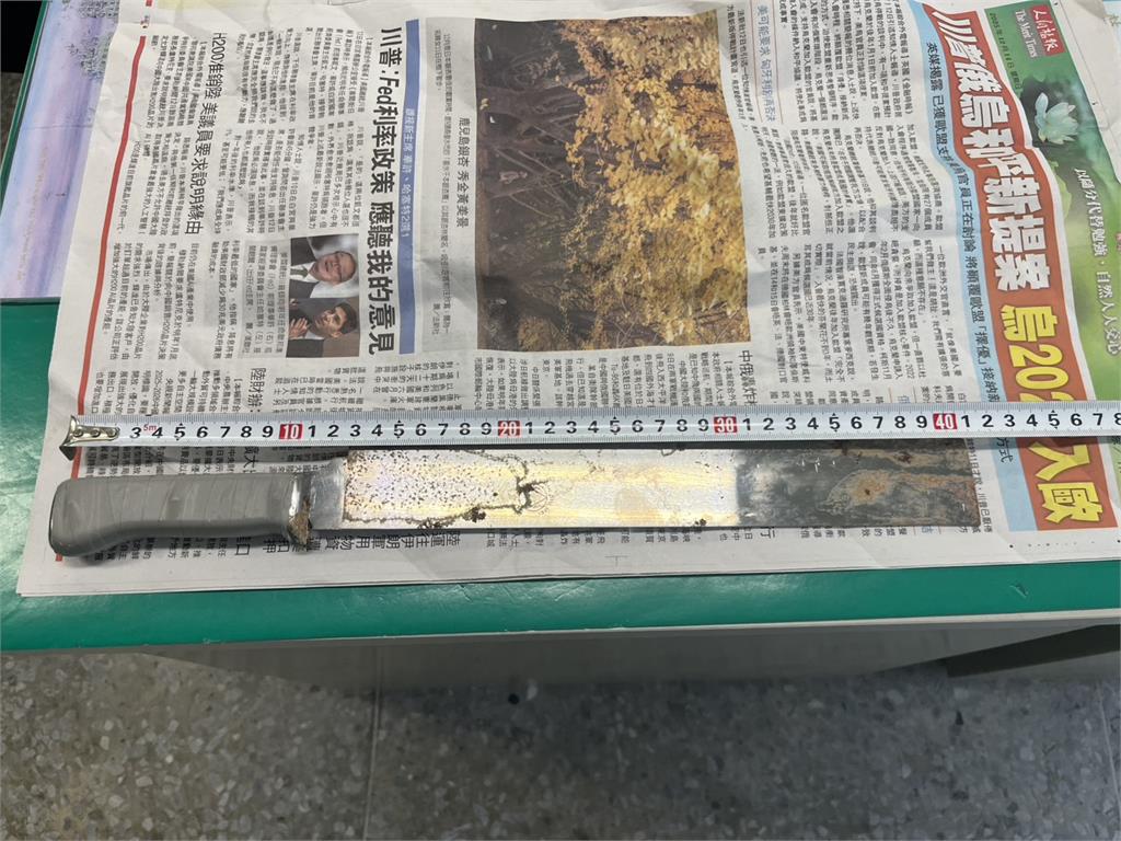 高雄男與友糾紛竟「燒棉被」　男載開山刀被民眾拍落報警逮捕