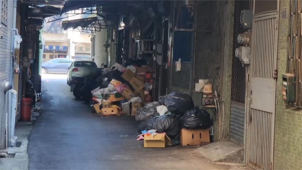 彰化住宅區驚見「垃圾山」　這兩戶囤物包圍鄰居家