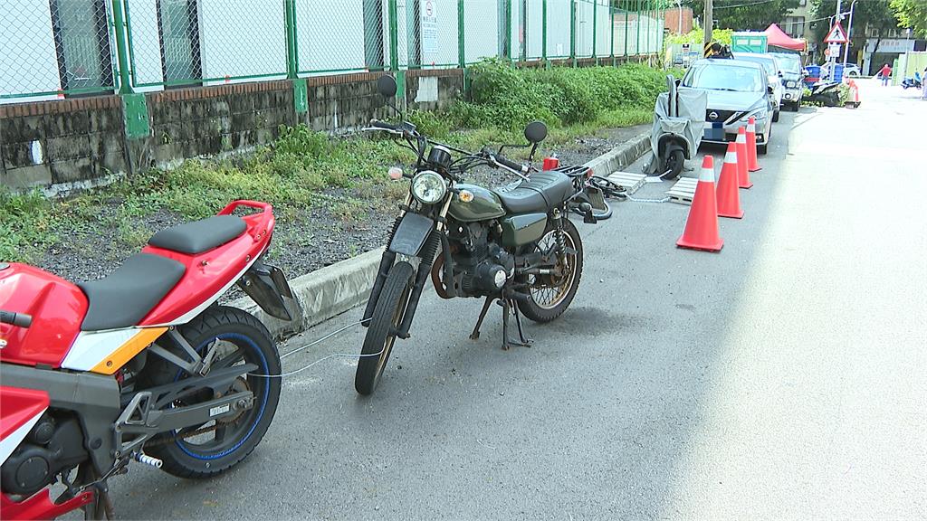 天母「佔位哥」長期霸占免費車位　扯！裝備升級水泥磚、鐵鍊鎖住機車