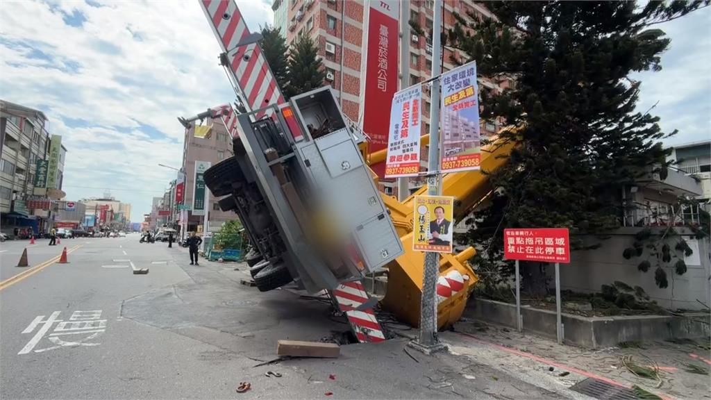 科學的盡頭是玄學？120噸吊車翻覆10小時 出動6輛吊車.燒金紙終於吊起