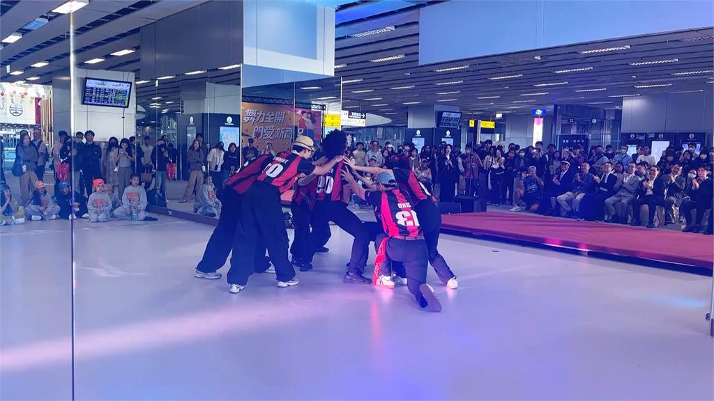 獨家！全新高雄車站一大亮點　「360度鏡面空間」成練舞聖地