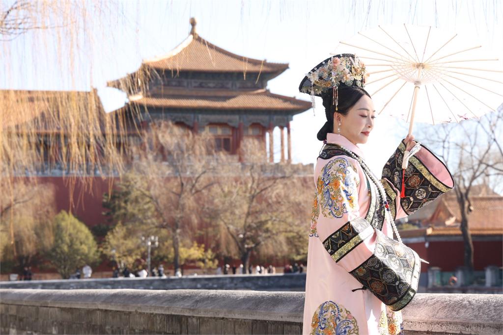 連戰二媳婦路永佳古裝照驚豔網友！自曝滿族血統，網友：皇后娘娘吉祥