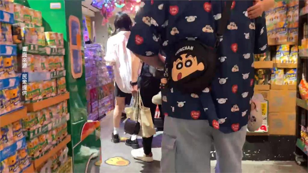 「料理鼠王」進貨被發現？　米奇藏賣場貨架　被發現竟沒逃跑還眨眼
