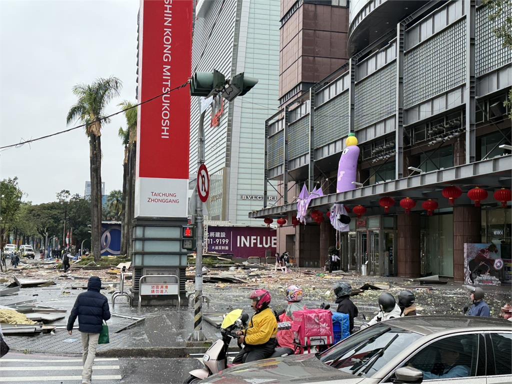 台中新光三越11樓發生氣爆！45秒「炸飛噴馬路畫面曝」整樓全是白煙
