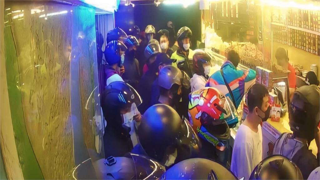 追球賽就是要配炸物！　鹹酥雞攤1hr200多單